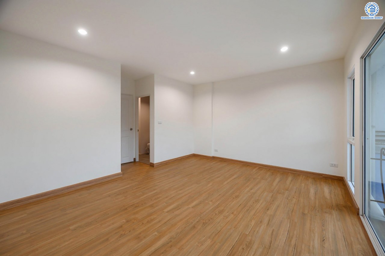 บ้านมือสองตกแต่งใหม่ ทาวน์โฮม 3 ชั้น โครงการ พรีเมี่ยมเพลส รามอินทรา เนื้อที่ 21.2 ตร.ว. ฟังก์ชัน 3 ห้องนอน 4 ห้องน้ำ 2 ที่จอดรถ ทำเลใจกลางเมือง เชื่อมต่อทั้ง ถ.ประเสริฐมนูญกิจ, ถ.ลาดพร้าว, ถ.รามอินทรา ใกล้ทางด่วน "รามอินทรา" และรถไฟฟ้าสายสีชมพู "สถานีมัยลาภ"